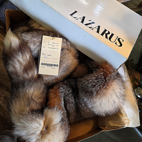 Crystal Fox Fur Boa Wrap in Original Box - Picture 16 of 17